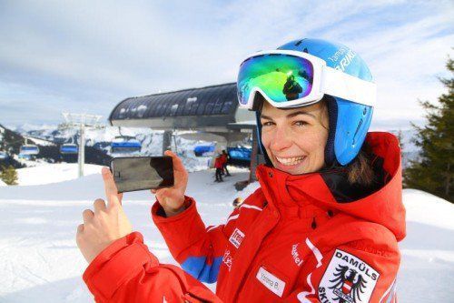 Die 19-jährige Verena aus Damüls schätzt die große Auswahl an verschiedenen Apps für Wintersportaktivitäten.  Foto: VN/Hofmeister