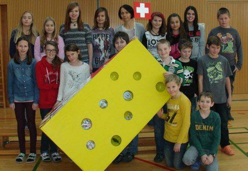 Die 2b-Klasse der MS Schruns-Dorf gestaltete mit ihrer Lehrerin Christiane Galehr den Schweizer Käse. Foto: MS-Schruns