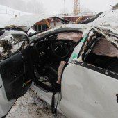 Auto stürzt steilen Hang hinunter