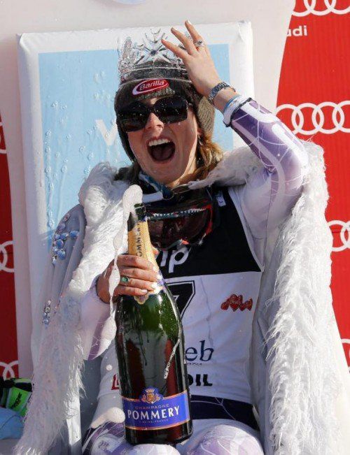 Die Krone sitzt, der Champagner fließt: Mikaela Shiffrin freut sich über den Triumph in Zagreb. Foto: reuters