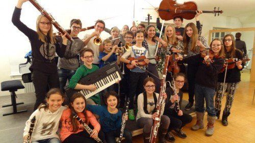 Die Mitglieder des noch sehr jungen Jugendorchesters Vorderland zeigen auf alle Fälle Freude am Musizieren.  Foto: Breuß