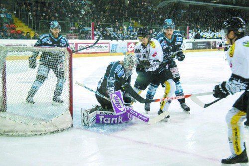 Dornbirn-Stürmer Andy Bohmbach kommt zu spät, Linz-Torhüter Michael Ouzas sichert mit Hilfe von Daniel Mitterdorfer (l.) und Niklas Mayrhauser das Spielgerät. Foto: DEC