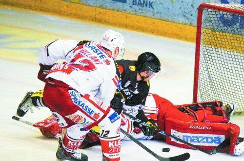 Dornbirn-Stürmer Chris D’Alvise scheiterte früh im Spiel zwei Mal an KAC-Torhüter Pekka Tuokkola. Foto: Hartinger