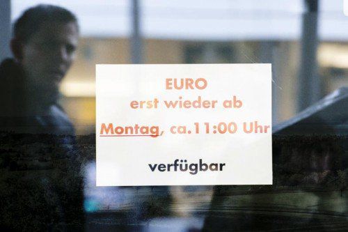 Ein Blatt mit der Aufschrift „Euro erst wieder ab Montag“ an der Tür der Thurgauer Kantonalbank in Kreuzlingen. Foto: APA