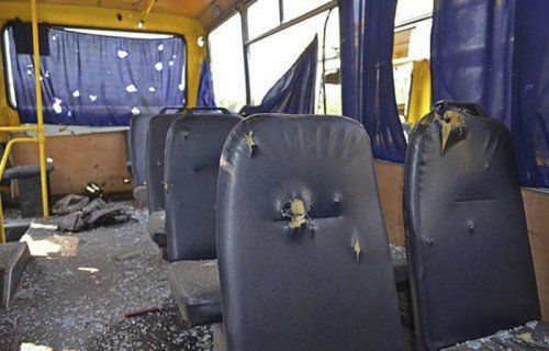 Ein Geschoß traf einen Zivilisten-Bus: mindestens zehn Tote und 13 Verletzte. Die Verantwortlichen dafür sind noch nicht bekannt.  FOTO: AP