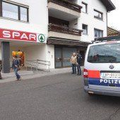 Räuber greift Kassierin mit Pfefferspray an