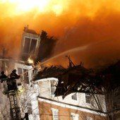 Feuer zerstört über hundert Wohnungen