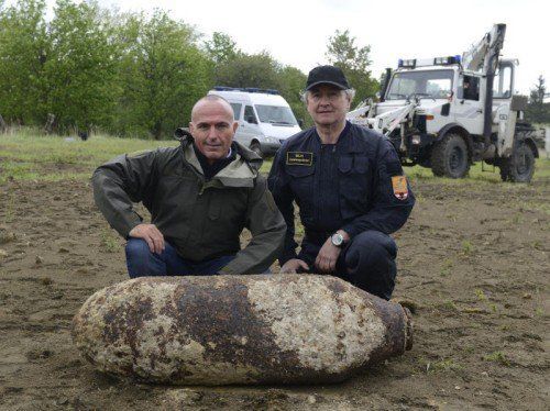 Gerald Klug und der Leiter des Entminungsdiensts, Wolfgang Korner, im Mai vor einer Sprengung von 30 Tonnen Kriegsmaterial in NÖ.  Foto: APA