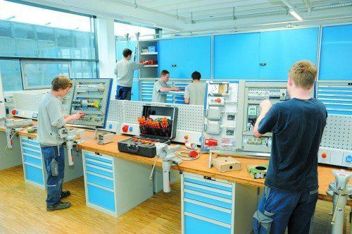 In der neuen Lehrwerkstätte stehen den jungen Leuten helle und lichtdurchflutete Arbeitsräume zur Verfügung. Foto: illwerke vkw