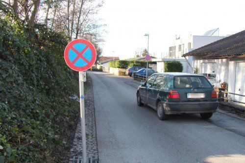 In der Straße „Am Stein“ herrscht jetzt Halteverbot. Die Anwohner freut das nicht.  Foto: Rauch