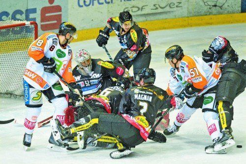 Kampf war Trumpf in den Duellen zwischen Dornbirn und Graz – im Bild steht Bulldogs-Torhüter Nathan Lawson im Mittelpunkt. Foto: Stiplovsek