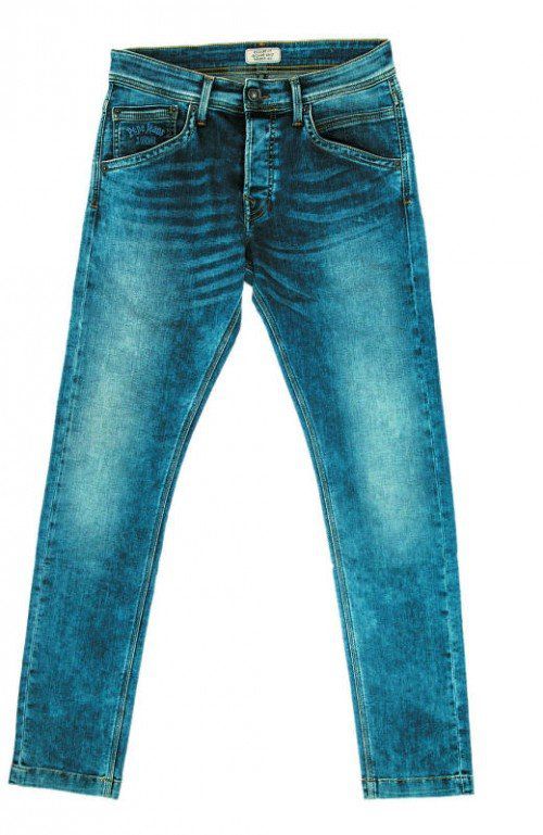 Klassisch: Bluejeans mit lässiger
Waschung. Gibt‘s bei Berchtold Sport und Mode in Götzis um 99,95 €.