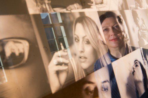 Künstlerin samt Fotocollage: Mit Svetlana Heger, Trägerin des Internationalen Kunstpreises des Landes Vorarlberg, beginnt das Jahr im Palais Thurn und Taxis. Foto: VN/Hartinger
