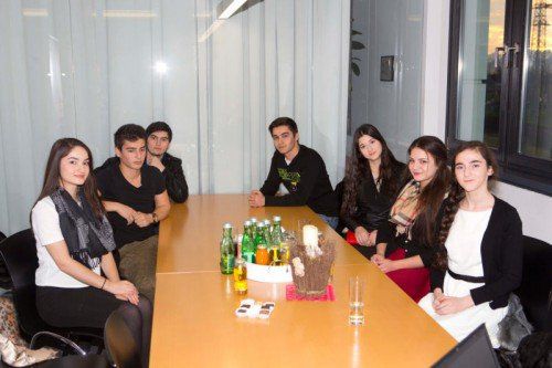 Marieta Aschabowa, Said Salichov, Adam Khadzhiev, Rachman Abubakarow, Kamila Inarkaeva, Suchra Kulaewa, Zarina Zakaeva: Das Kernteam der Vindex young generation unterstützt Kinder mit und ohne Migrantenhintergrund durch Nachhilfe. FOTO: VN/HARTINGER