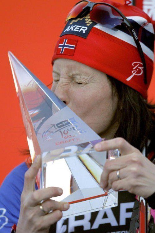 Marit Björgen bekommt vom Sieger-Pokal nicht genug. Foto: epa