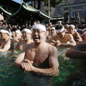 Beten im eiskalten Wasser in Tokio