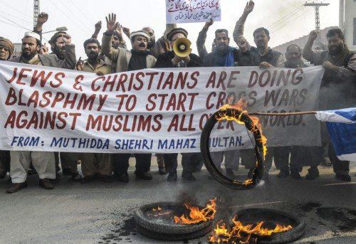 Nach dem Erscheinen von „Charlie Hebdo“ kritisierten Muslime in Pakistan am Donnerstag die „Blasphemie von Juden und Christen“.  FOTO: EPA