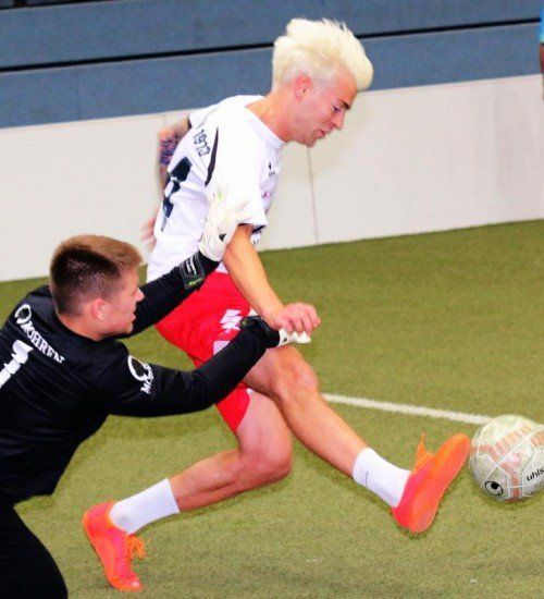 Neue Haarfarbe bei Philipp Hörmann. Der Dornbirn-Kicker im Bild gegen den Torhüter des 1b-Teams von SW Bregenz. Foto: Knobel