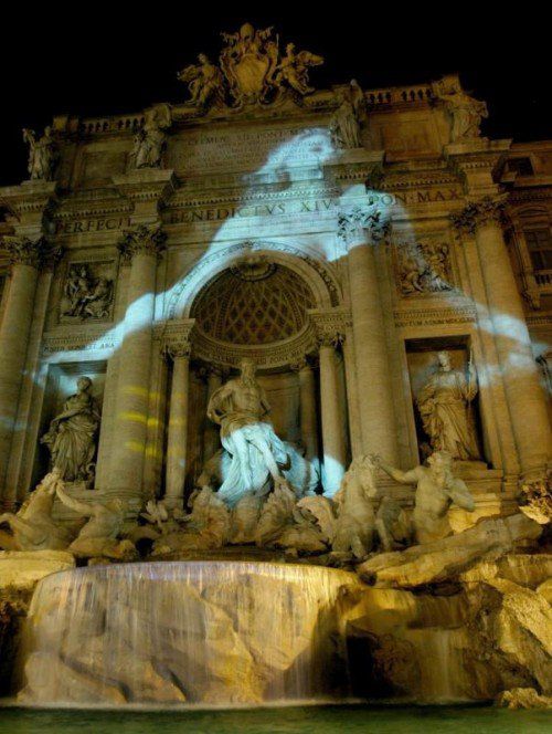 Projektion der berühmten Trevi-Brunnen-Szene.  Fotos: EPA, AP