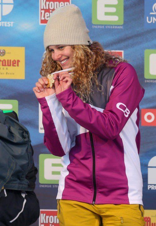 SANKT GEORGEN OB MURAU,AUSTRIA,16.JAN.15 - SNOWBOARD - FIS Freestyle Ski and Snowboard World Championships Kreischberg 2015, Snowboard Cross, ladies, award ceremony. Image shows the rejoicing of Lindsey Jacobellis (USA). Keywords: medal.
Photo: GEPA pictures/ Christian Walgram