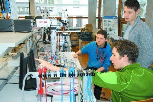 Simson Höck, Emanuel Peschek und Stefan Kohler (3bka) vertieft in ihre Programmierarbeit Fotos: HTL Bregenz