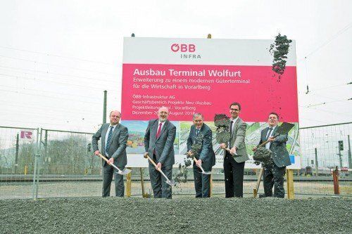 Spatenstich (v.l.): Bgm. Elmar Rhomberg, Andreas Matthä (ÖBB-Infrastruktur), Minister Alois Stöger, LH Markus Wallner, Bgm. Christian Natter.