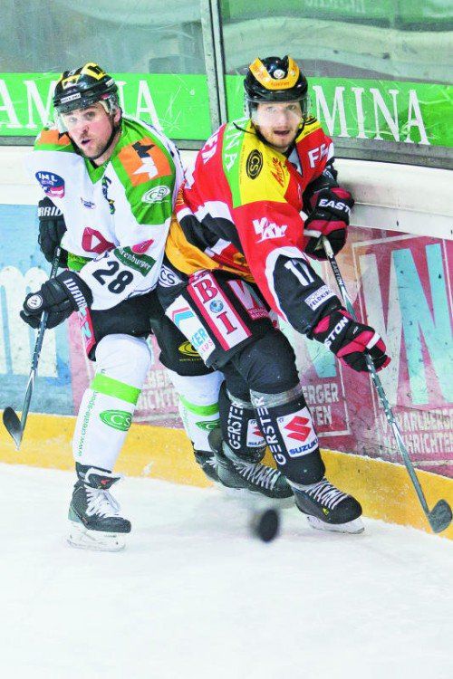 Stefan Wiedmaier kann Patrick Maier nicht stoppen – der VEU-Stürmer war beim 4:0 gegen den EHC ein Mal erfolgreich. Foto: Steurer