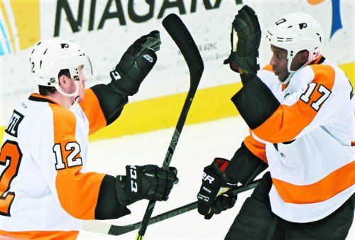 Stürmer-Kollege Wayne Simmonds (r.) gratuliert Michael Raffl zum Tor zur 4:2-Führung für die Flyers gegen Buffalo. Foto: ap