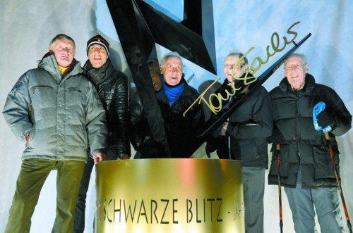Toni-Sailer-Denkmal im Legenden-Park in Kitzbühel: Florian Sailer (2.v.l.) mit den Wegbegleitern seines Vaters Hias Leitner, Ernst Hinterseer, Anderl Molterer und Fritz Huber (v.l.n.r.). Foto: apa
