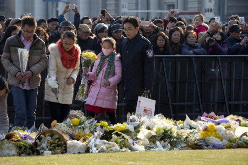 Viele Schanghaier legten Blumen am Unglücksort nieder, um der Opfer der Massenpanik zu gedenken. Foto: AP