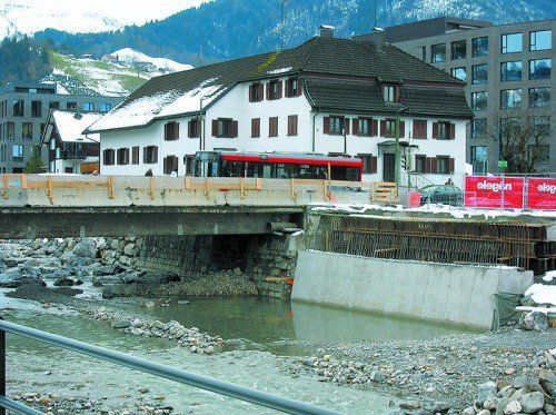 Westliche Brückenhälfte im Bau.  Foto: HA