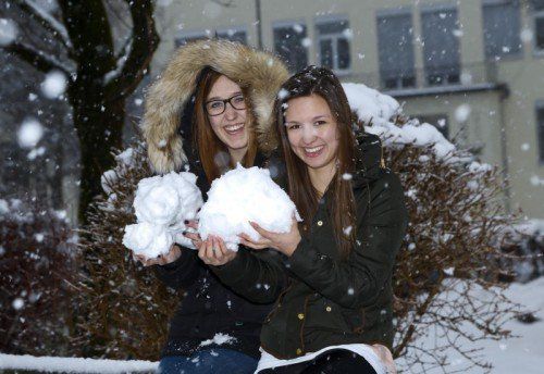 Winter Wetter Feature Schnee Scheechaos schneeflocken schneien Laura und Anita in Bludenz