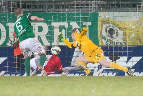 Adnan Secerovic (l.) und Christopher Knett kommen zu spät, Liefering erhöht auf 3:1. Foto: Steurer