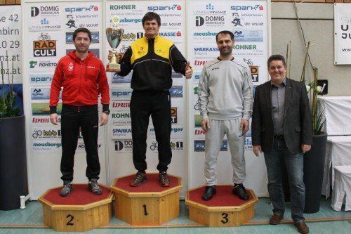 Christian Hartmann vom KSK Klaus mit dem Siegerpokal in der Mannschaftswertung. Foto: privat