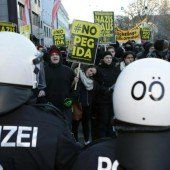Pegida und Gegner demonstrieren