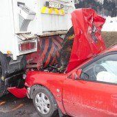 Autolenker fährt auf Kehrmaschine auf