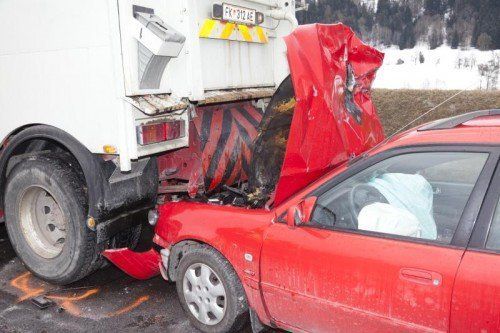 Das Unfallauto wurde schwer beschädigt.  Foto: Mathis