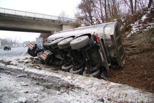 Der gekippte Lkw verlor Kies, worauf gleich zwei Fahrspuren gesperrt werden mussten. Foto: VOL.AT/Pletsch