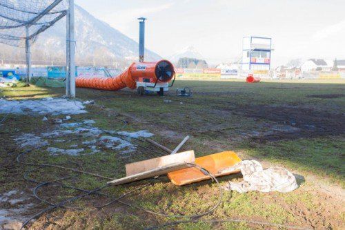 Der Rasen in der Heimstätte des SV Grödig präsentiert sich derzeit in einem desolaten Zustand. Foto: epa