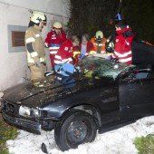Pkw durch Hecke frontal gegen eine Hausmauer geschleudert