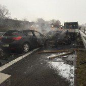 Zwei Pkw nach Unfall in Vollbrand