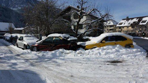 Die Gemeinde Nenzing und die BH Bludenz bemühen sich, die Autos entfernen zu lassen.  Foto: privat  