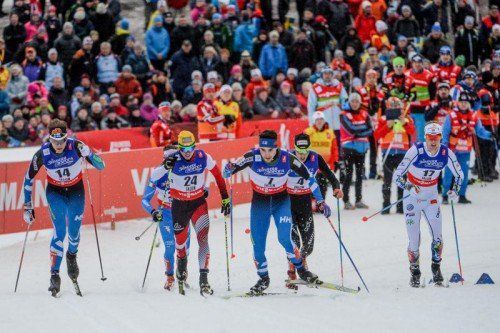 Dominik Baldauf (Nummer 24) im Viertelfinale gegen Matias Strandvall (FIN), Ristomatti Hakola (FIN) und Carl Quicklund (SWE) (vorne von links). Foto: gepa