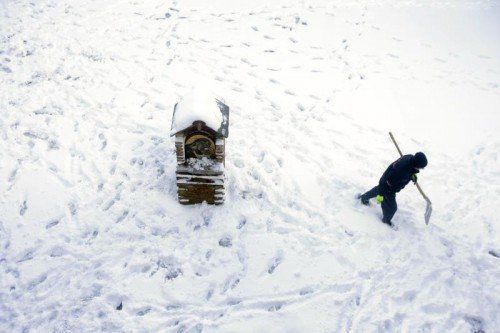 Ein Arbeiter am Schneeschaufeln beim Penteli-Kloster. Foto: AP