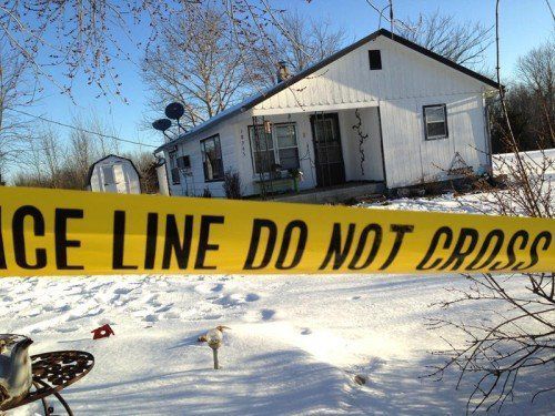 Eines der vier Häuser in Tyrone, in dem der Amokläufer auf seine Opfer geschossen hat.  Foto: AP