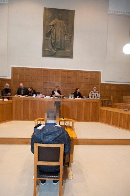 Feldkirch 19.2.2015 Prozess Vergewaltiger Gaissau. Jener 16-JŠhrige, der vergangenen Juli eine 20-JŠhrige in Gai§au sexuell misshandelt und dabei schwer verletzt haben soll, ist am Donnerstag am Landesgericht Feldkirch zu dreieinhalb Jahren unbedingter Haft verurteilt worden. Das Leben von zwei jungen Menschen und deren Familien habe am 6. Juli 2014 eine tragische Wende genommen, so die Richterin bei der UrteilsverkŸndung. Beide, sowohl das Opfer als auch der TŠter, wŸrden seither unter dem Vorfall leiden. Der Angeklagte sei klar schuldig zu sprechen, so das Jugendschšffengericht: Nach drei FaustschlŠgen ins Gesicht habe er die bewusstlose junge Frau sexuell misshandelt. Das Gericht sah das reumŸtige GestŠndnis, die Unbescholtenheit und die alkoholbedingte eingeschrŠnkte ZurechnungsfŠhigkeit des Angeklagten zur Tatzeit als MilderungsgrŸnde an. Ebenso sei eine Provokation seitens des Opfers der Tat vorangegangen, in welcher Form, wurde jedoch nicht erlŠutert. Erschwerend wurde unter anderem die besondere BrutalitŠt der Tat bewertet und die schweren Verletzungen des Opfers sowie die FolgeschŠden, die sie zu tragen hat. Aufgrund des Vorgehens und der schweren Folgen der Tat fŸr das Opfer war eine teilbedingte Haftstrafe nach Ansicht des Gerichts nicht mšglich. Das Urteil ist nicht rechtskrŠftig. Die Richterin stellte in der UrteilsbegrŸndung klar, dass bei der Tat eindeutig nicht von einer Vergewaltigung zu sprechen sei, der 16-JŠhrige sei kein Vergewaltiger. Die junge Frau, das Opfer war bewusstlos und deshalb wehrlos - darum eindeutig ein sexueller Missbrauch. An der Strafhšhe Šndere sich aber nichts, das Strafma§ beider Delikte ist gleich hoch. Eine teilbedingte Strafe kam fŸr die Richterin nicht in Frage. Dem Opfer wurden 20.000 Euro Teilschmerzensgeld zugesprochen. Der Verurteilte haftet zudem fŸr jeglichen weiteren aus der Tat entstehenden gesundheitlichen Schaden und weitere Behandlungen. Die Opferseite kŸndigte an, auch den Zivilrecht