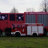 Feuerwehrauto aus 4734 leeren Bierkisten