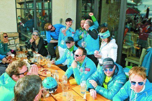Gute Stimmung bei den Läufern und Betreuern der österreichischen Ski-Nationalmannschaft bei der Weltmeister-Fete. Fotos: lech Zürs