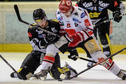 Hineinknien müssen sich Jamie Arniel und seine Kollegen heute gegen Christoph Hörtnagl und das Innsbrucker Haie-Team. Foto: CDM/GEPA