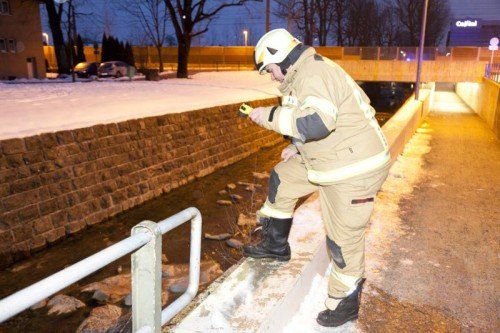 Hohenems am 08.02.2015 Mann im Emsbach aufgefunden, Wasserrettung und Feuerwehr mit Drehleiter haben ihn herausgeholt und der Rettung uebergeben.